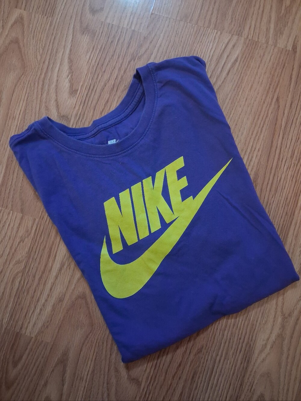 NIKE Athletic Cut T-shirt. Mens. Size Medium. Purple & Yellow